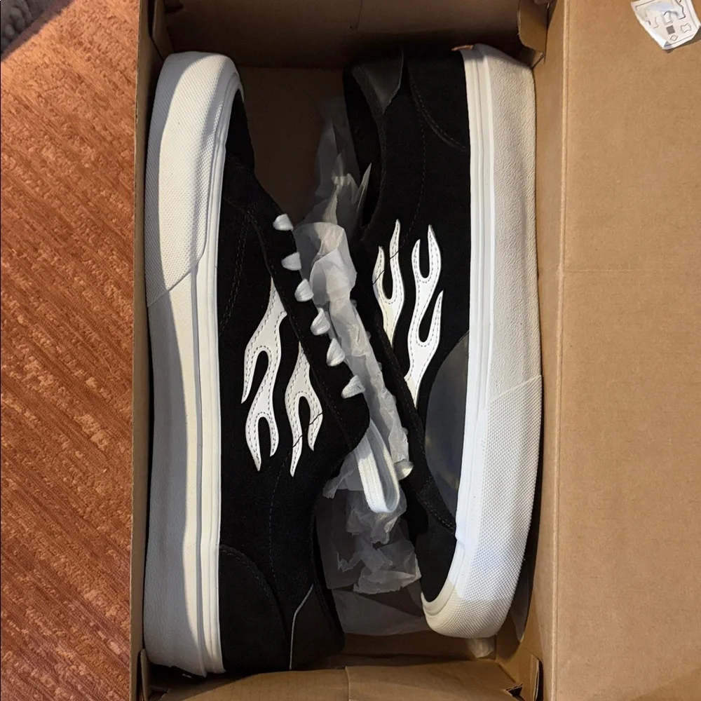 STRAYE Logan Vintage Black suede white flame skater sneakers, size US Menโs 10 - Picture 11 of 11